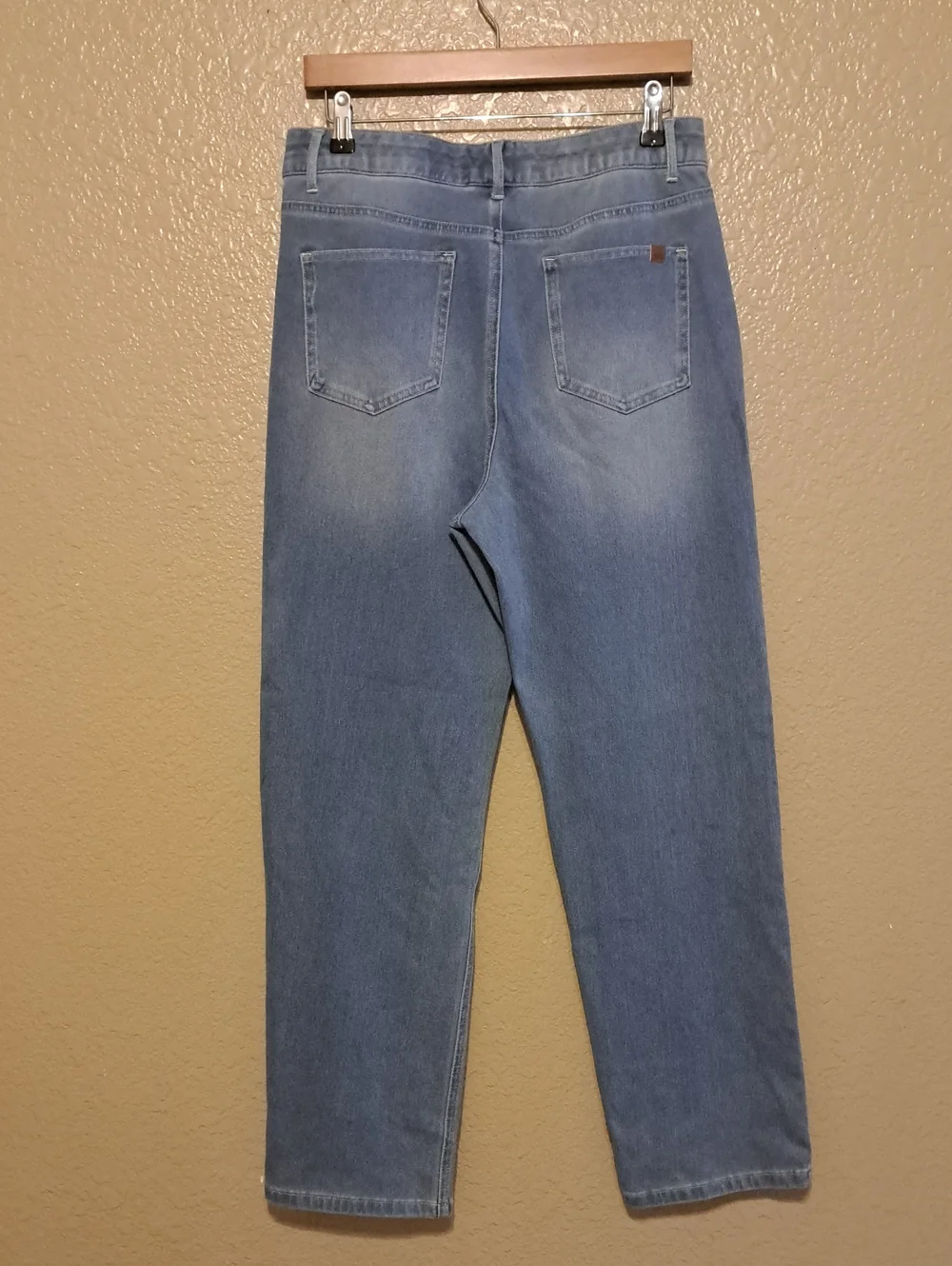 HALARA Straight Leg Jeans in Light Blue Wash. Size L Regular.
